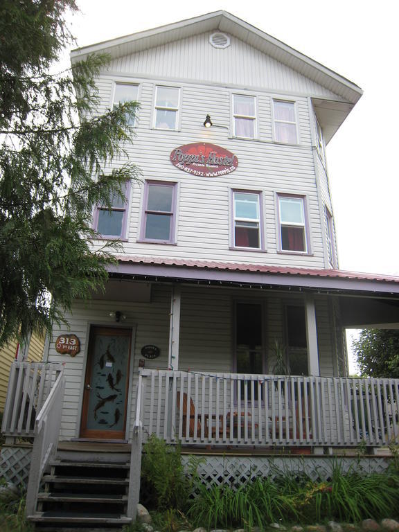 Poppi'S Guesthouse Revelstoke Eksteriør bilde