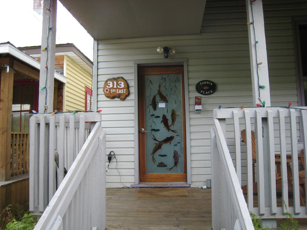 Poppi'S Guesthouse Revelstoke Eksteriør bilde