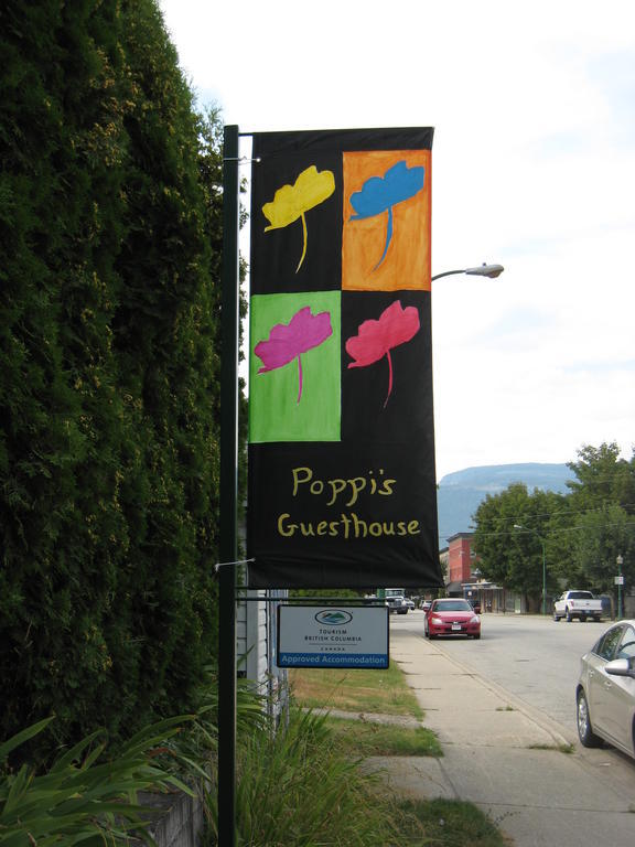 Poppi'S Guesthouse Revelstoke Eksteriør bilde